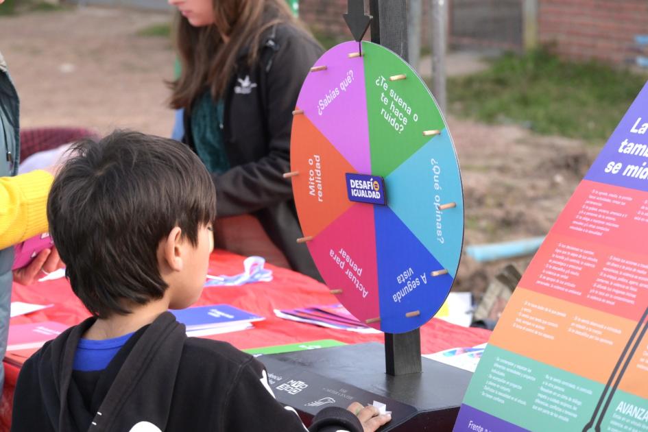 Niño intercambiando con actividades lúdicas 27 aniversario del Barrio Cotravi