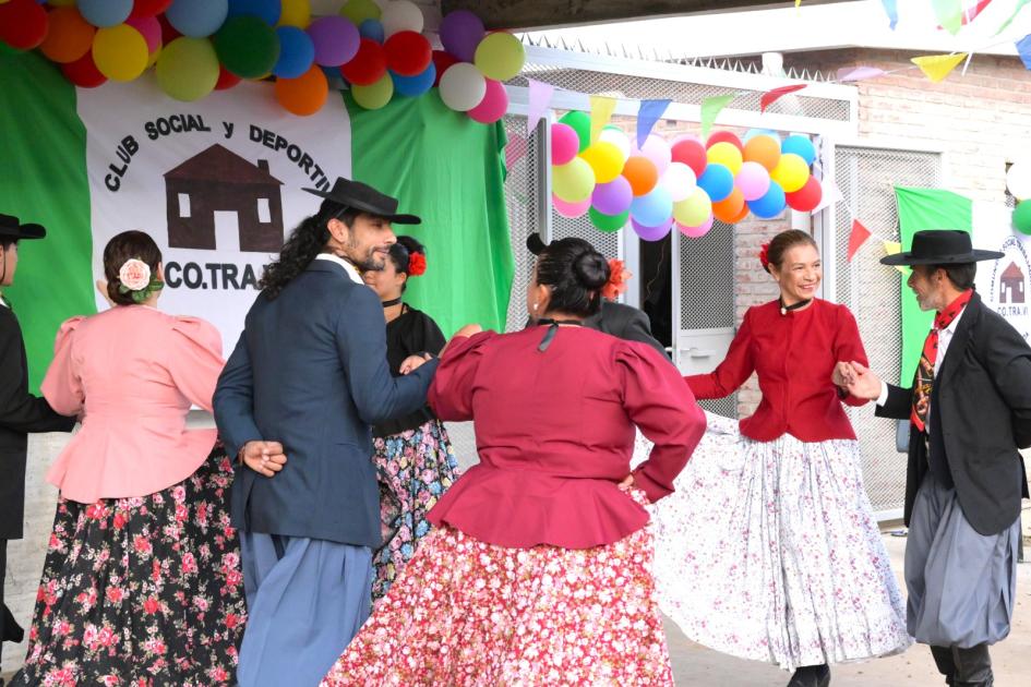 Agrupación de baile 27 aniversario del Barrio Cotravi