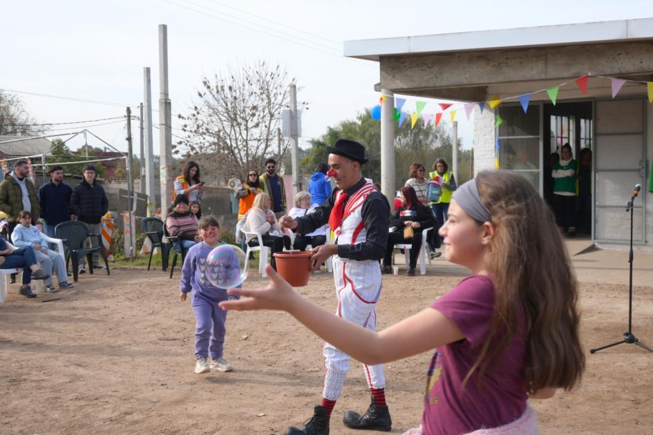 Niña con jugando con burbujas 27 aniversario del Barrio Cotravi