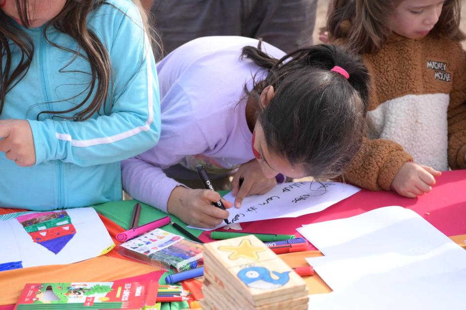 Niña haciendo dibujos 27 aniversario del Barrio Cotravi