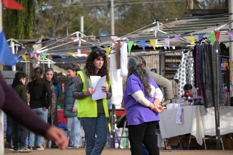Equipo técnico hablando con vecinos 27 aniversario del Barrio Cotravi