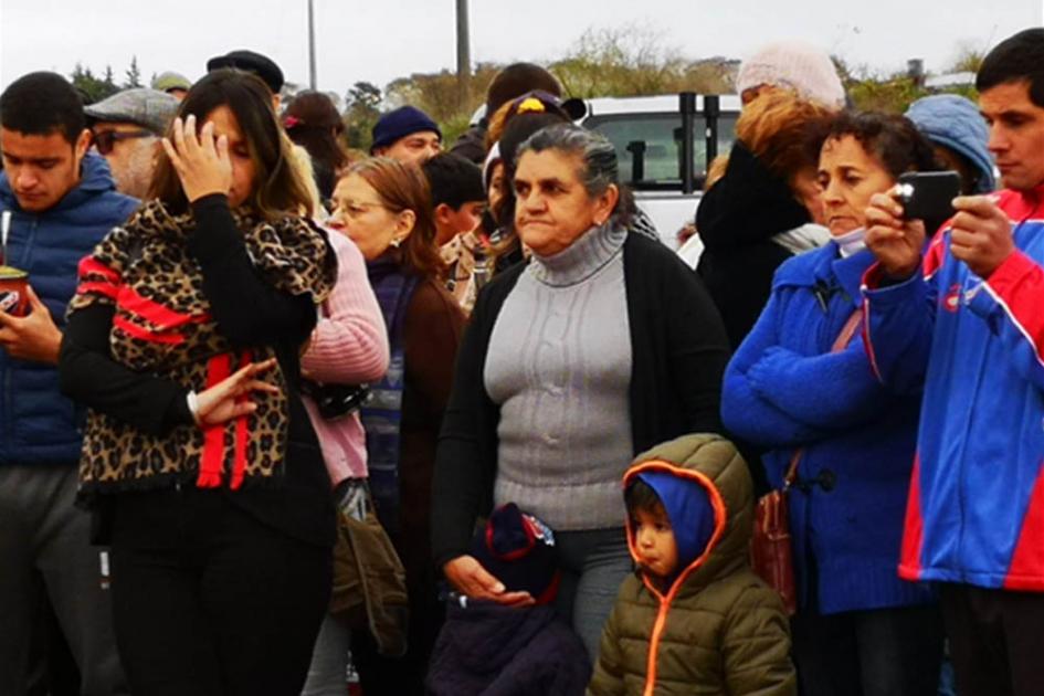 Más de 160 familias acceden a la Vivienda Beneficiarios de pie frente al complejo