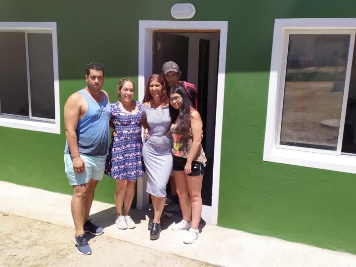 Plan Juntos Familia en la puerta de su vivienda Nueva
