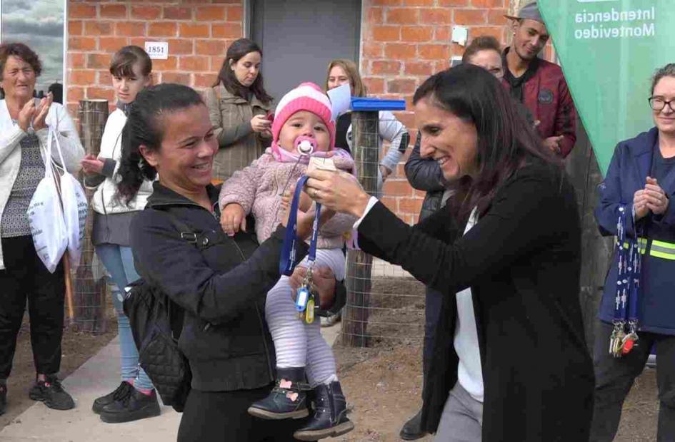 Directora de Dinisu Arq. Florencia Arbeleche entrega vivienda a familia beneficiaria. Directora de Dinisu entrega llaves a beneficiaria.