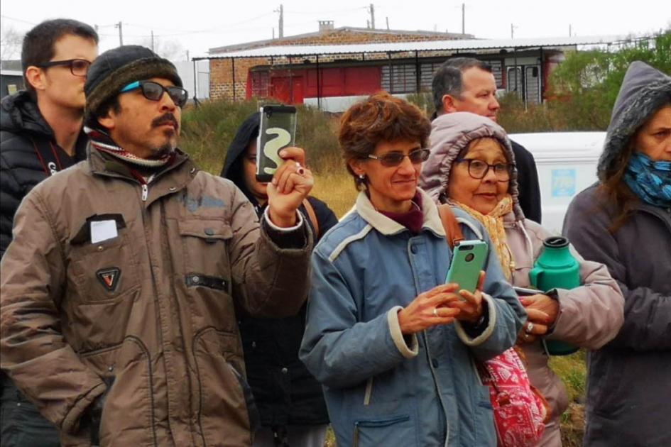 Más de 160 familias acceden a la Vivienda Beneficiarios de pie frente al complejo