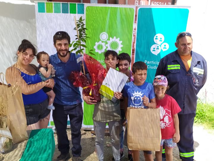 Plan Juntos Familia en la puerta de su vivienda Nueva