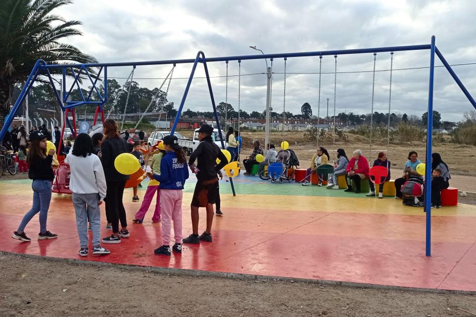 Niños hablando y jugando en hamacas Niños hablando y jugando en hamacas