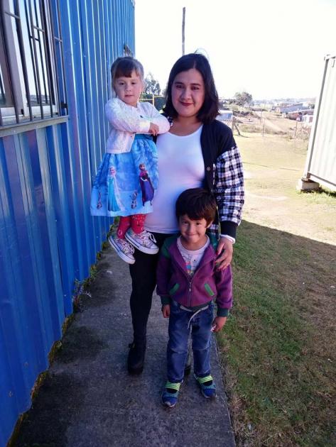 8 familias Madre con su hija en brazos y su hijo a su lado
