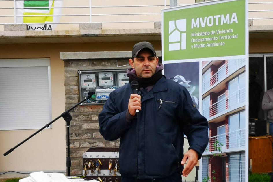 Más de 160 familias acceden a la Vivienda Beneficiarios de pie frente al complejo