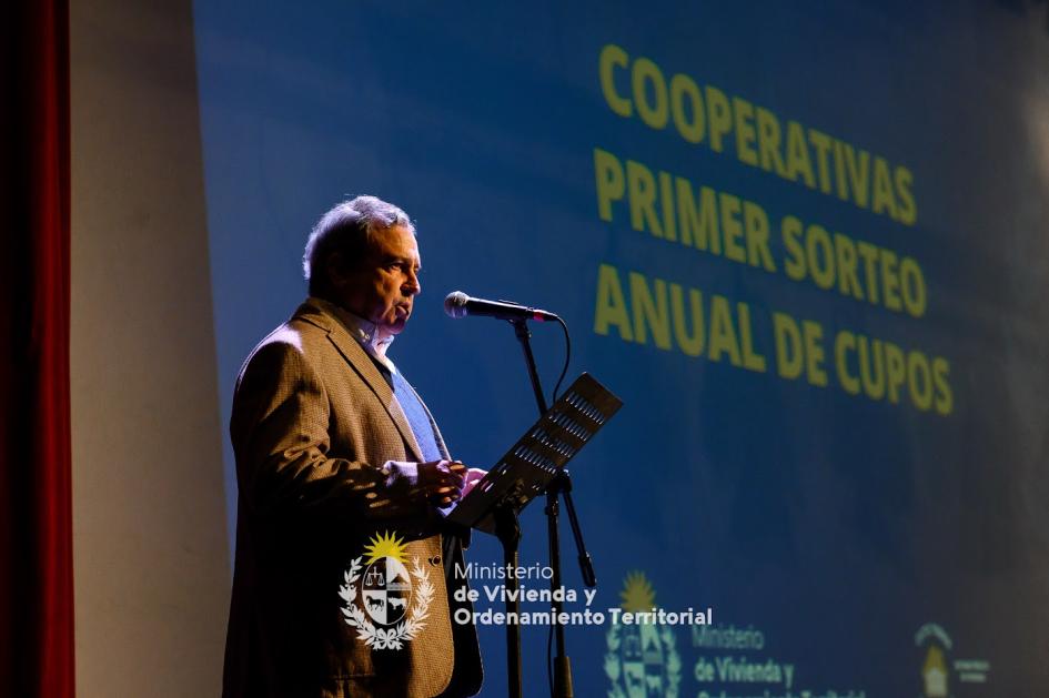 Discurso Ministro Ministro dando un discurso