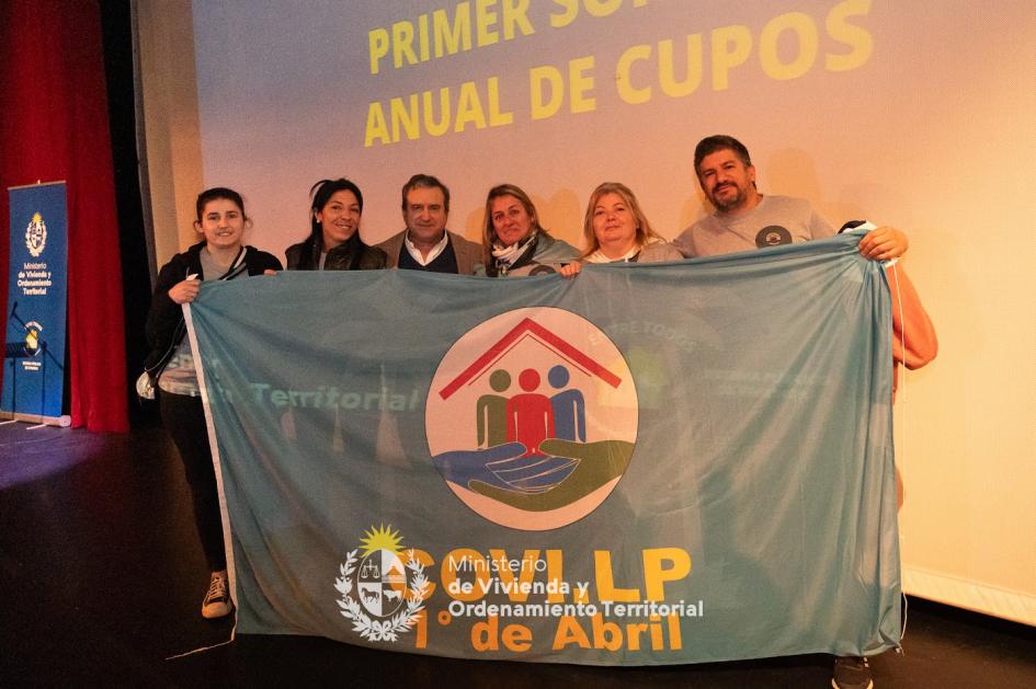 Ministro junto a Cooperativa COVI.LP 1º de Abril