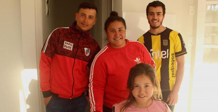Viviendas inauguradas Foto de una familia, pareja con sus dos hijos