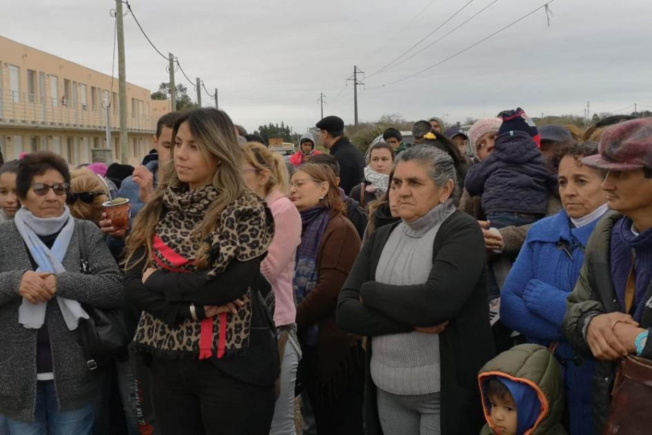 Más de 160 familias acceden a la Vivienda Beneficiarios de pie frente al complejo