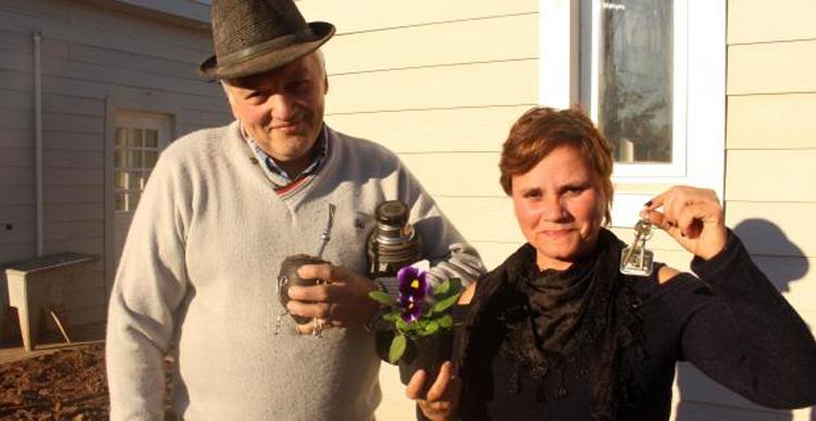 Viviendas inauguradas Pareja frente a su vivienda