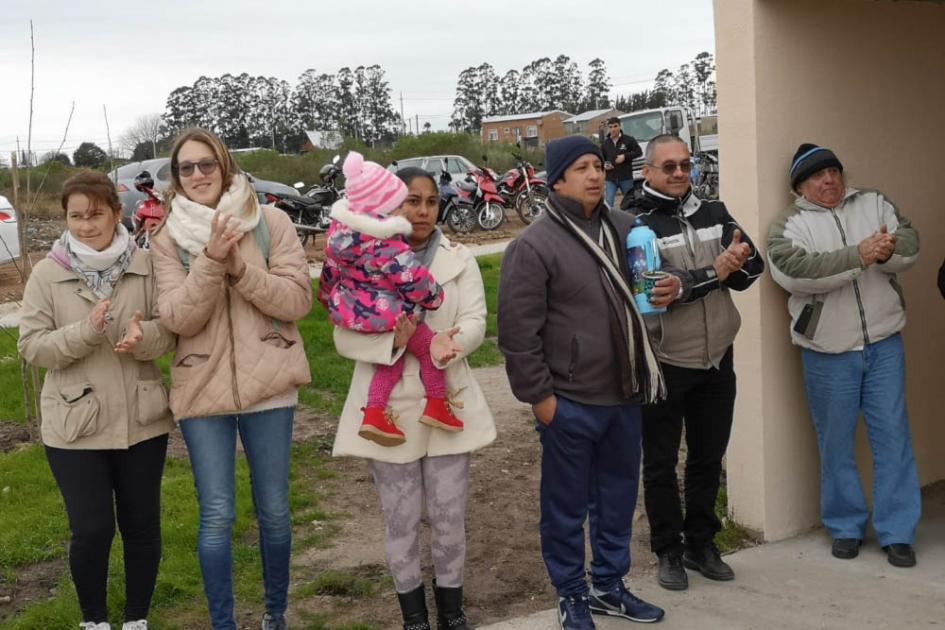 Más de 160 familias acceden a la Vivienda Beneficiarios de pie frente al complejo