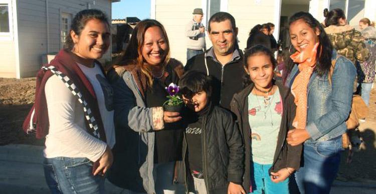 Viviendas inauguradas Familia, pareja, 3 hijas y un hijo frente a una vivienda