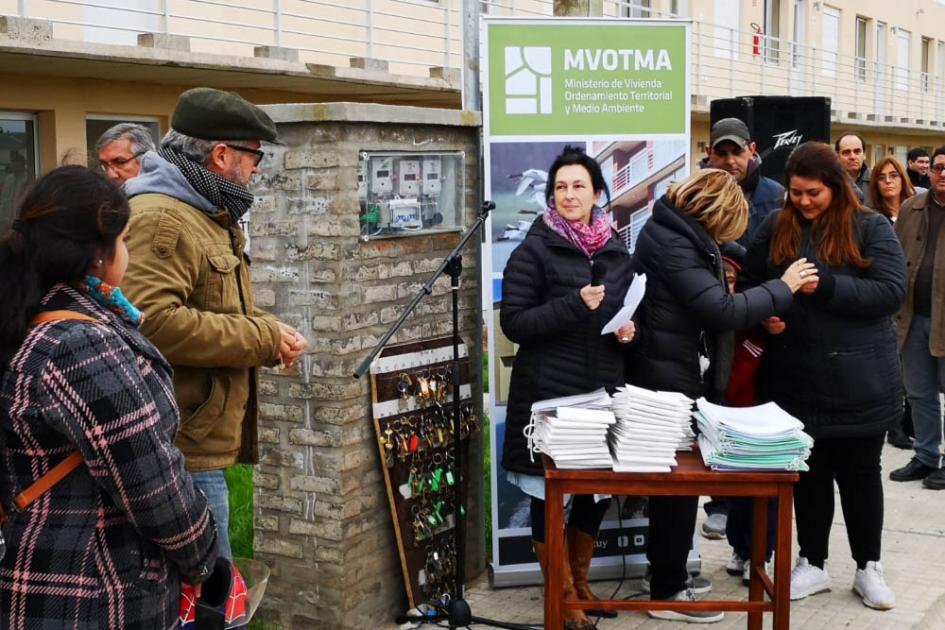 Más de 160 familias acceden a la Vivienda Beneficiarios de pie frente al complejo