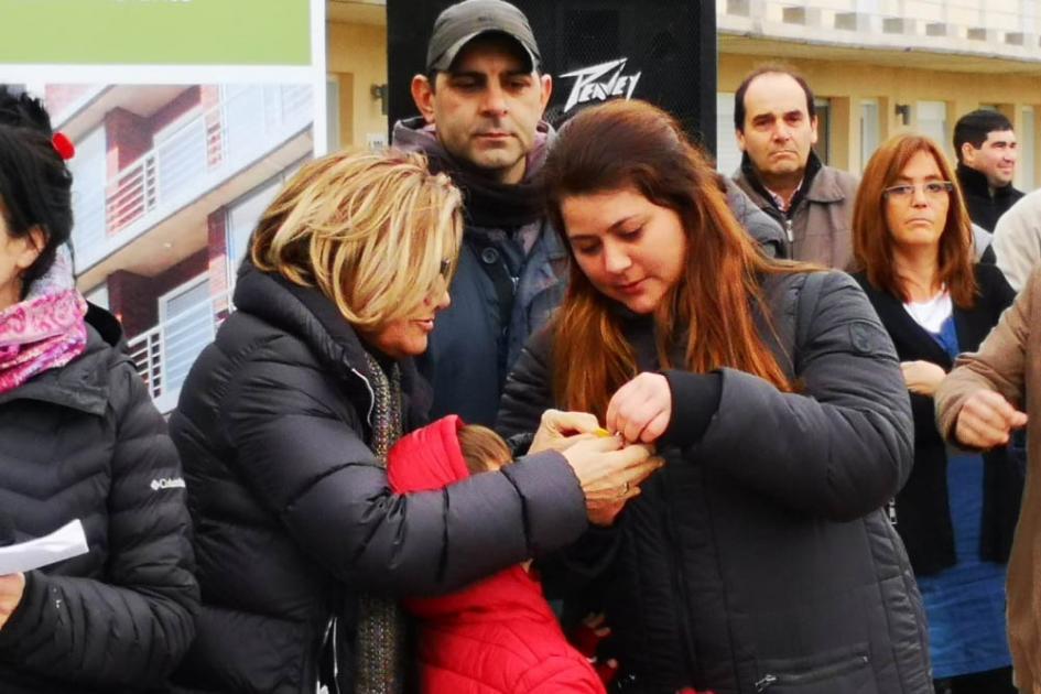 Más de 160 familias acceden a la Vivienda Beneficiarios de pie frente al complejo