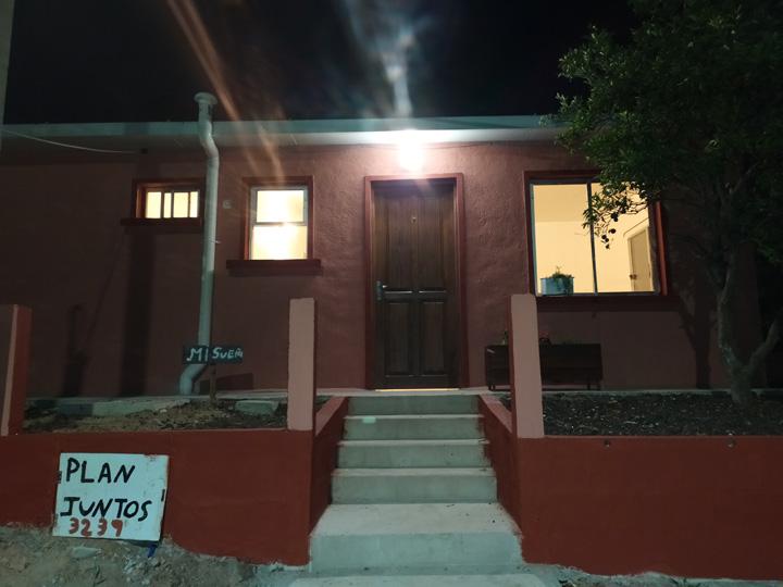 Plan Juntos Familia en la puerta de su vivienda Nueva