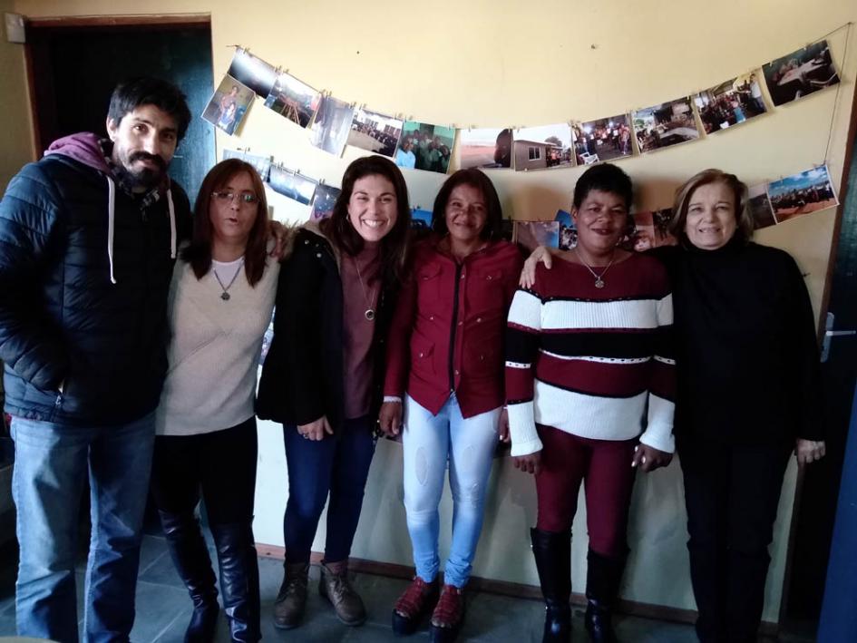8 familias Eneida de León junto a beneficiarios de las nuevas viviendas