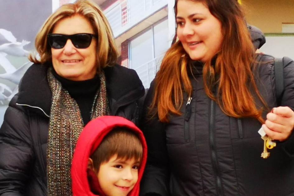 Más de 160 familias acceden a la Vivienda Beneficiarios de pie frente al complejo