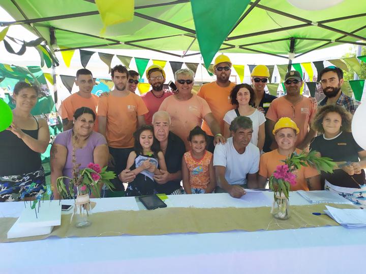 Plan Juntos Familia en la puerta de su vivienda Nueva
