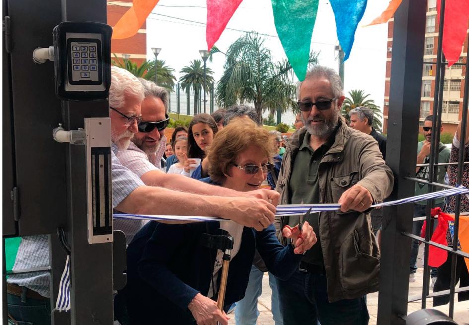 Familias cooperativistas festejaron en barrio sur de Montevideo Vecina cortando la cinta de inauguración