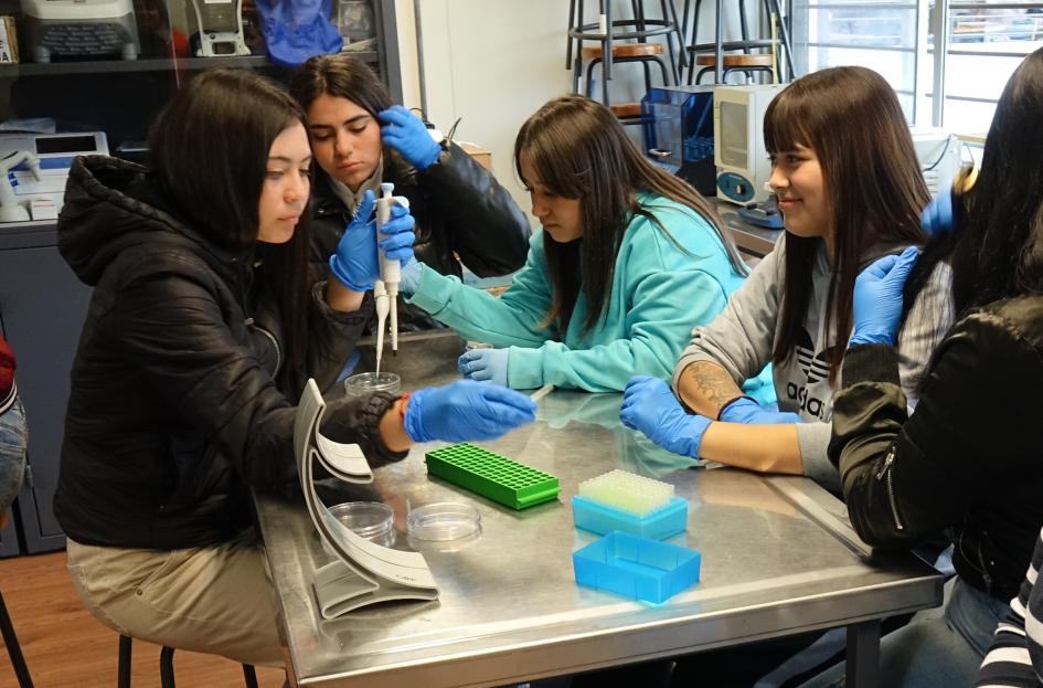 Adolescentes realizando prácticas en Polo Tecnológico de Pando
