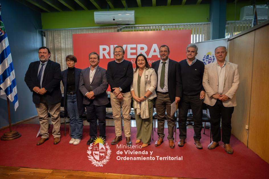  Autoridades del Ministerio de Vivienda y Intendencia de Rivera, presentes firmando convenio 