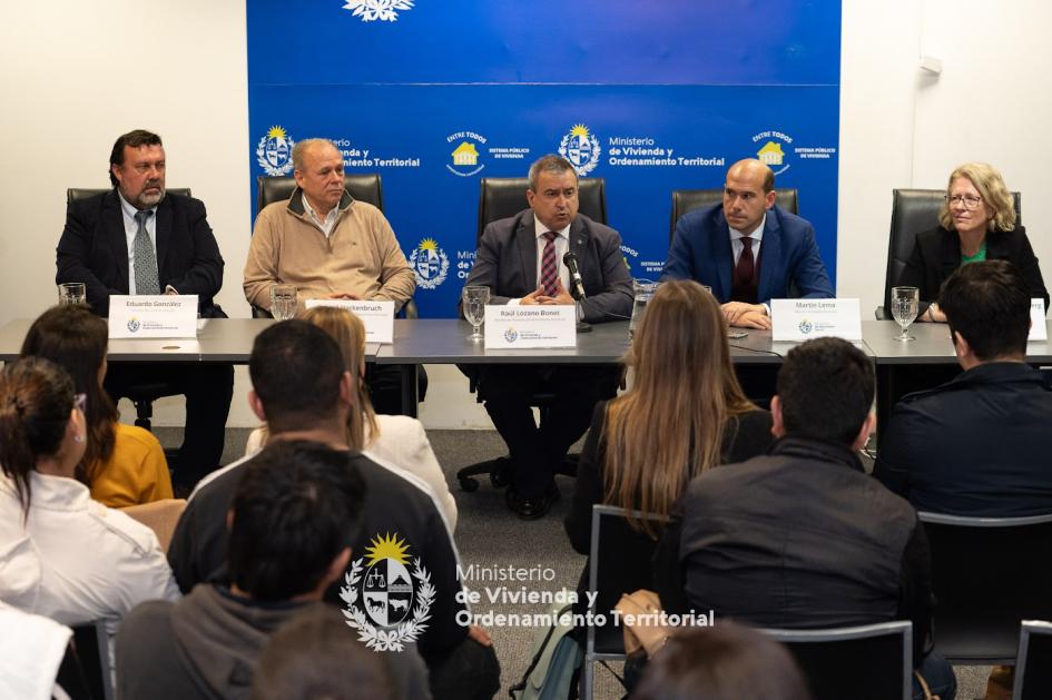 Autoridades en entrega de subsidios para migrantes