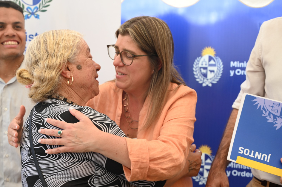 Familias que vivían en asentamiento en Barros Blancos recibieron sus viviendas en el marco del Plan Familias que vivían en asentamiento en Barros Blancos recibieron sus viviendas en el marco del Plan