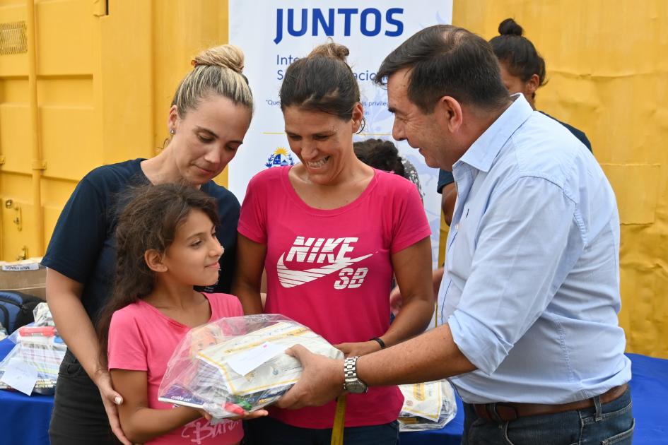 Entrega de kits de materiales en Bella Unión