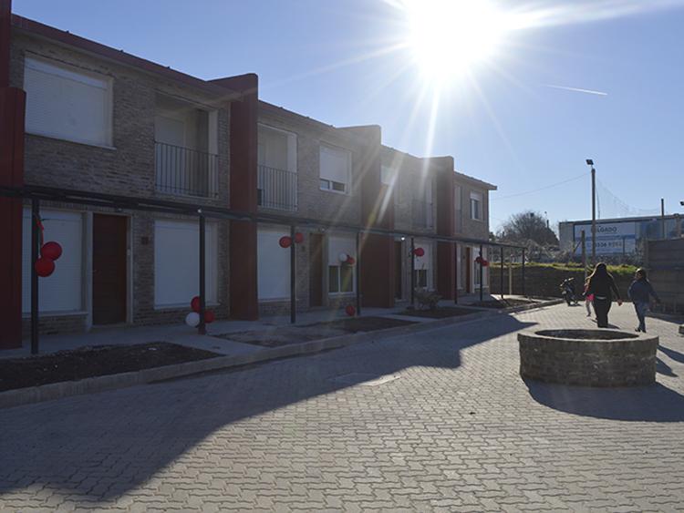 La conquista de un derecho - 32 familias cooperativistas inauguraron sus viviendas en Mercedes Fachada y patio de la cooperativa