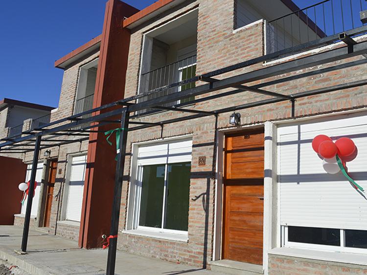 La conquista de un derecho - 32 familias cooperativistas inauguraron sus viviendas en Mercedes Fachada de varias viviendas