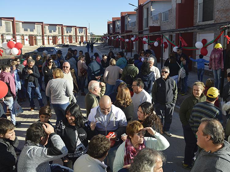 La conquista de un derecho - 32 familias cooperativistas inauguraron sus viviendas en Mercedes Varias personas en el acto de inauguración