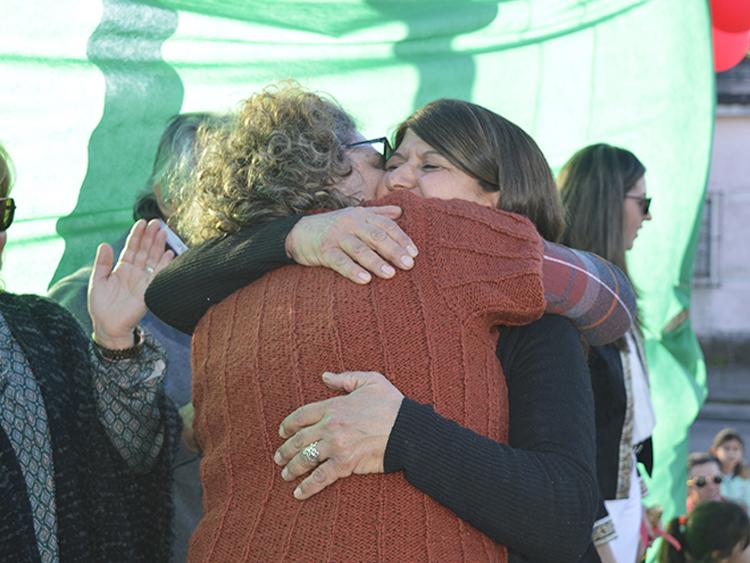 La conquista de un derecho - 32 familias cooperativistas inauguraron sus viviendas en Mercedes Dos mujeres abrazandose