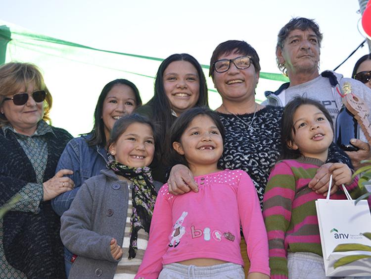 La conquista de un derecho - 32 familias cooperativistas inauguraron sus viviendas en Mercedes Pareja y sus 5 hijas en el acto de inauguración