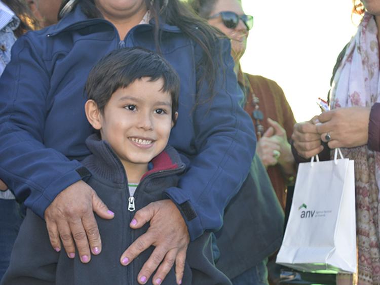 La conquista de un derecho - 32 familias cooperativistas inauguraron sus viviendas en Mercedes Foto de un niño