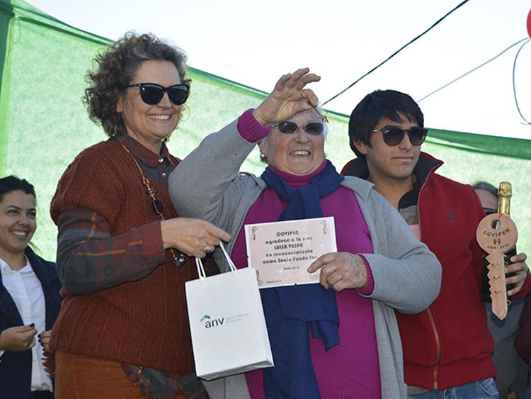 La conquista de un derecho - 32 familias cooperativistas inauguraron sus viviendas en Mercedes Dos mujeres mayores y un adolescente en la foto