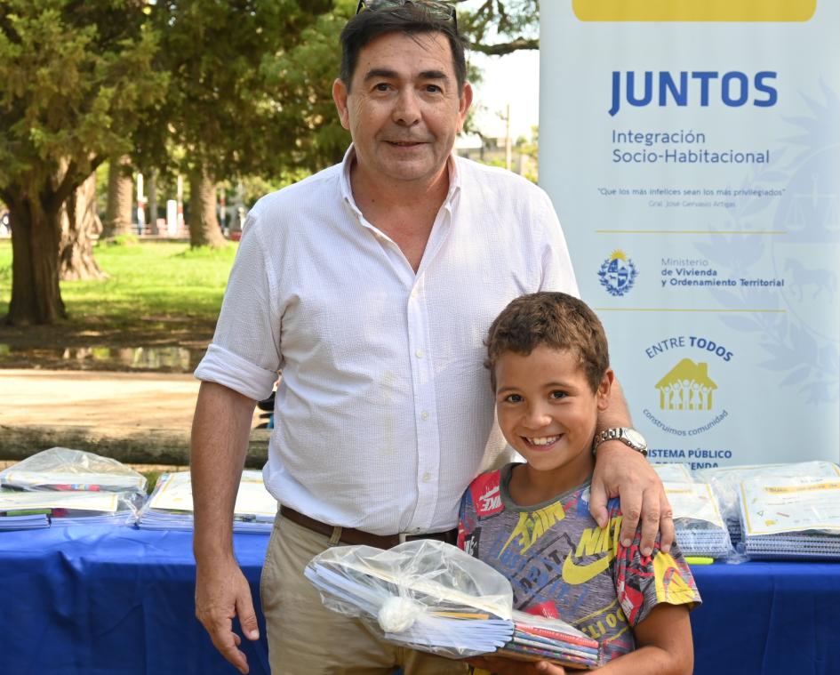 Entrega de kits de materiales en Canelones