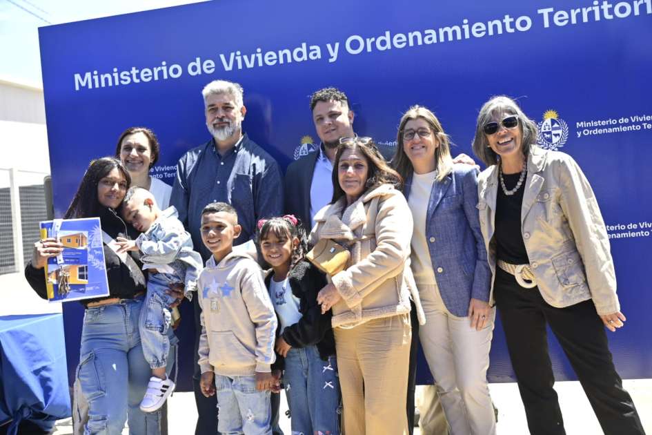 Entrega Casavalle La ministra junto a autoridades y familiares.