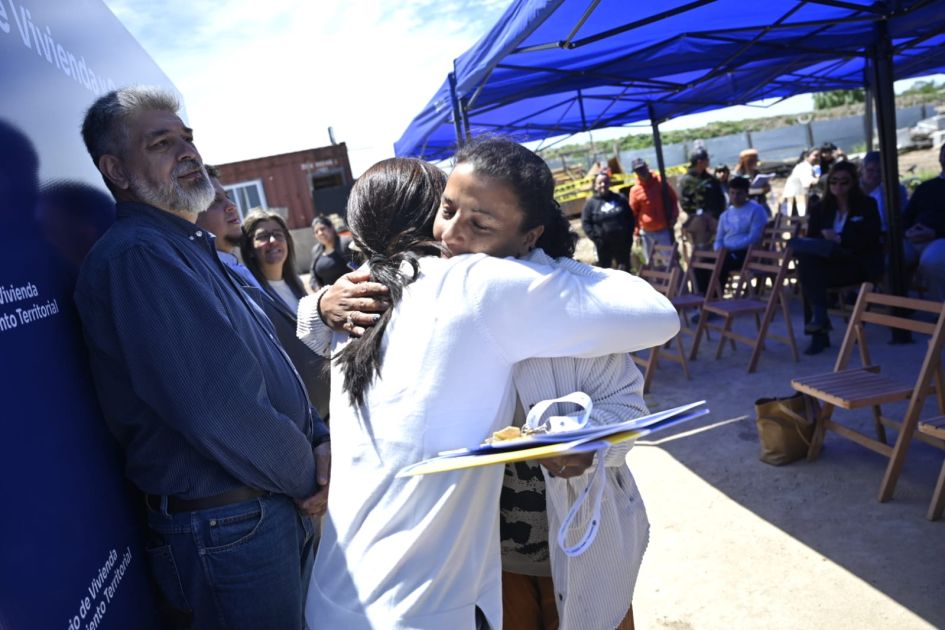 Entrega Casavalle Autoridades abrazando a mujer que salió sorteada.