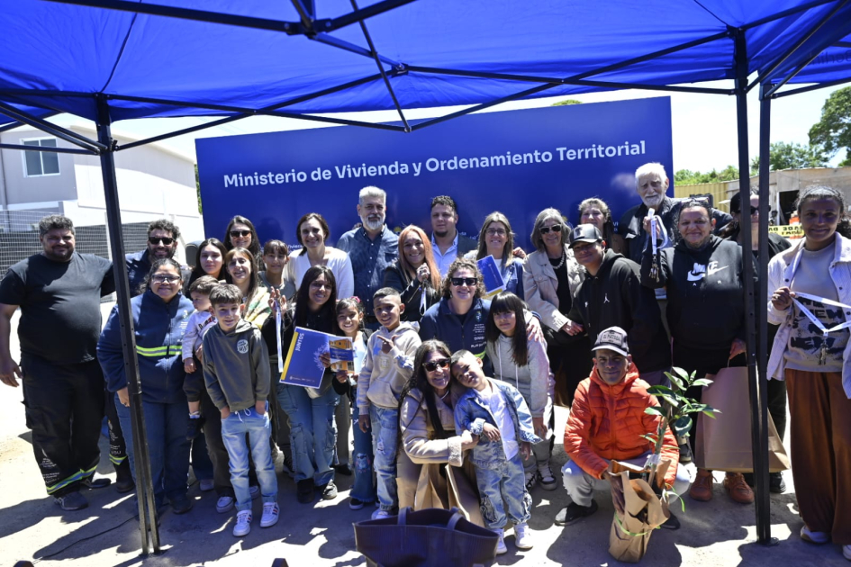 Entrega Casavalle La ministra junto a autoridades y familias beneficiadas.