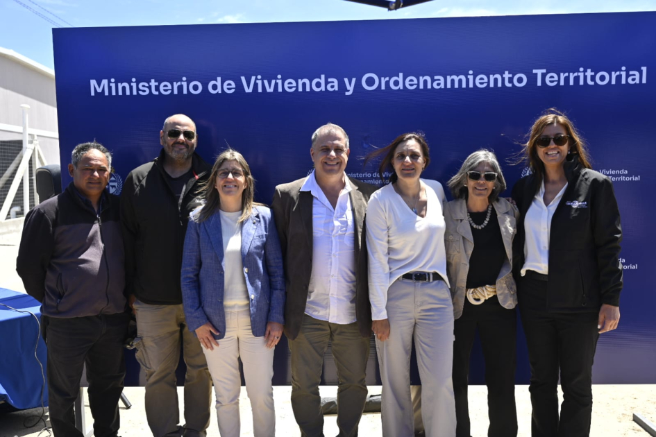 Entrega Casavalle Ministra junto a autoridades.