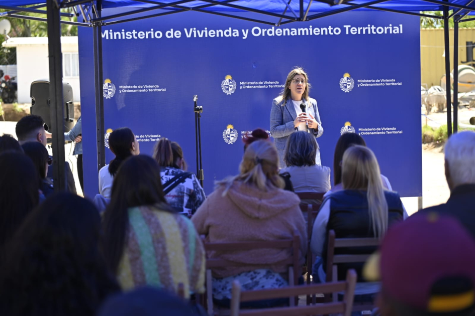 Entrega Casavalle Ministra dando su disertación.