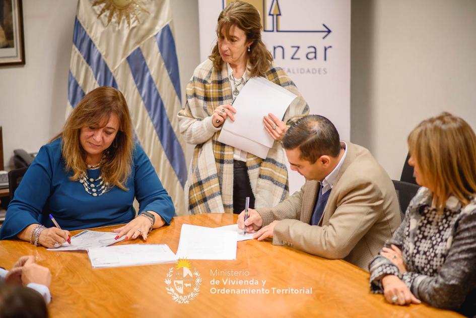 Ministra firma convenio Plan Avanzar con Intendencia de Cerro Largo Ministra firma convenio Plan Avanzar con Intendencia de Cerro Largo