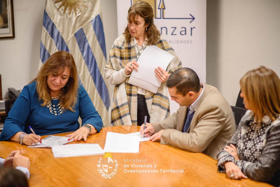 Ministra firma convenio Plan Avanzar con Intendencia de Cerro Largo