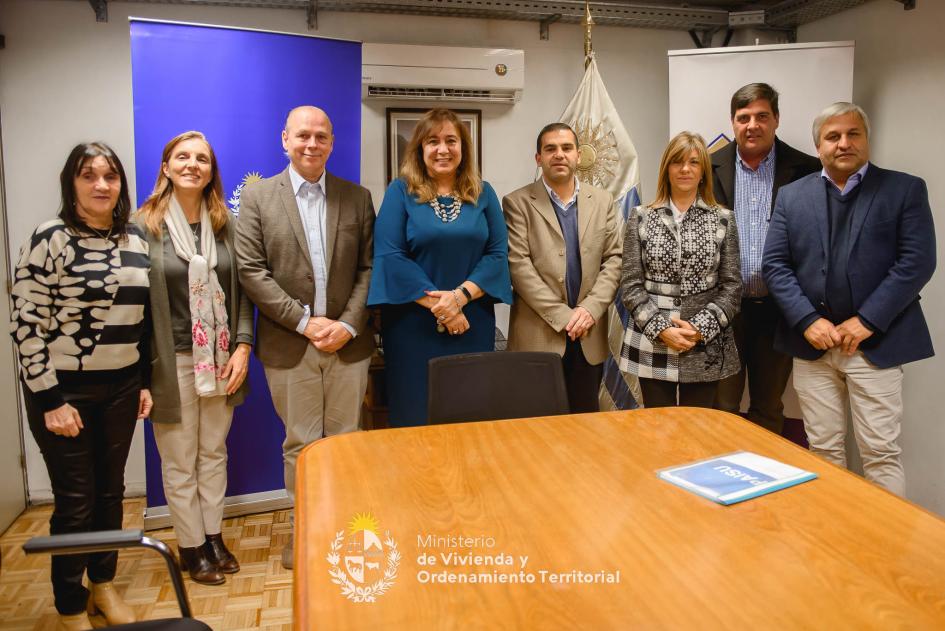 Ministra firma convenio Plan Avanzar con Intendencia de Cerro Largo Ministra firma convenio Plan Avanzar con Intendencia de Cerro Largo