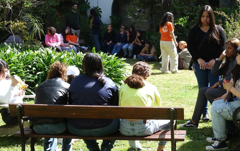 Adolescentes sentadas en un entorno natural