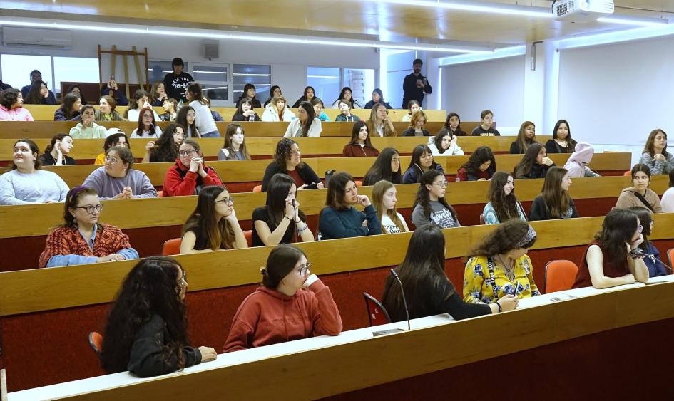 Adolescentes escuchando charla